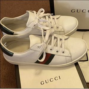 Gucci sneakers 33, EUC
